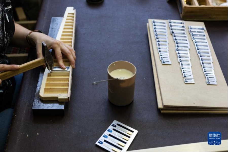 6月7日，在俄罗斯图拉，工作人员安装巴扬手风琴的簧片。新华社记者 白雪骐 摄