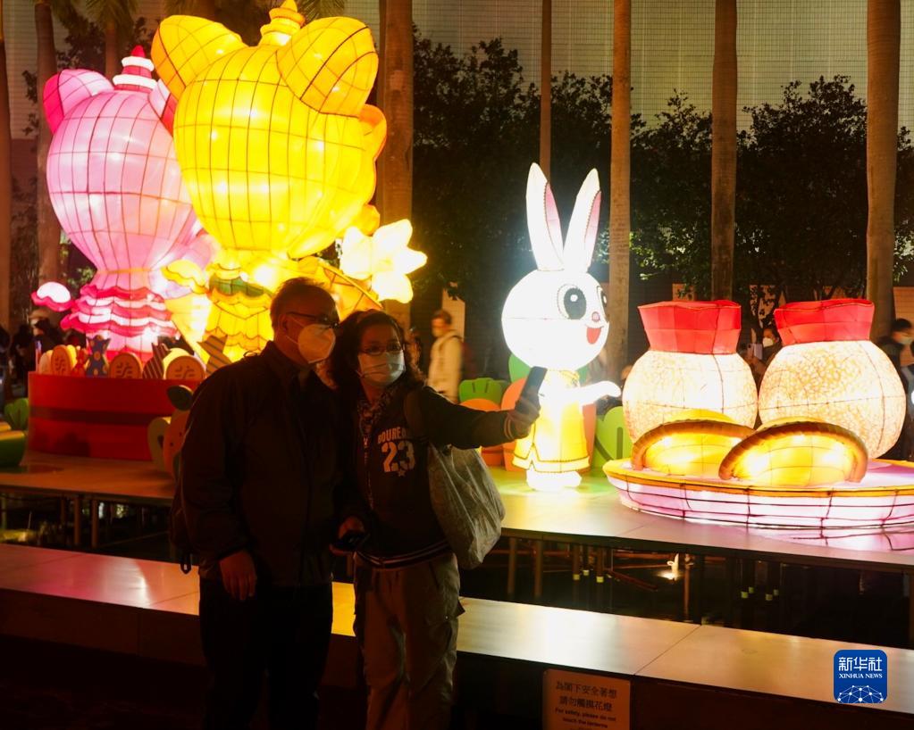 香港元宵节：春意款款月正圆 灯火暖暖人常在