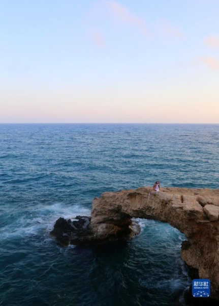 这是6月26日在塞浦路斯圣纳帕海蚀洞景区拍摄的“爱之桥”。新华社记者 郭明芳 摄
