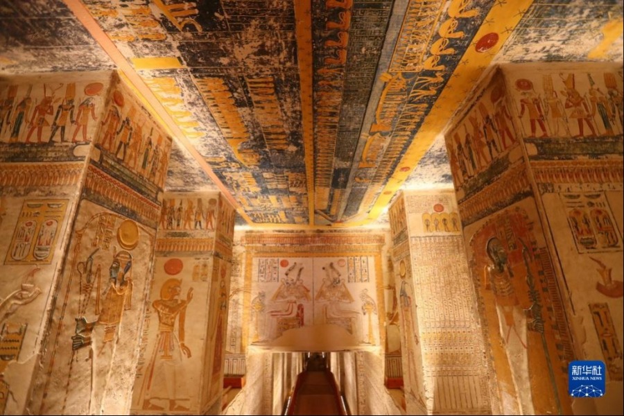 这是4月26日在埃及卢克索帝王谷拍摄的法老拉美西斯六世陵墓内的浮雕和壁画。新华社记者 隋先凯 摄