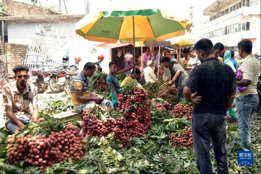 这是6月4日在孟加拉国迪纳杰布尔市场中拍摄的待售的荔枝。新华社发
