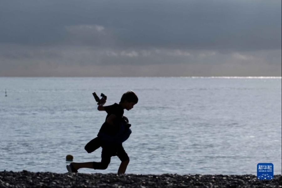1月3日，一名儿童在法国南部城市尼斯的海边休闲。新华社发（塞尔日·阿乌齐摄）