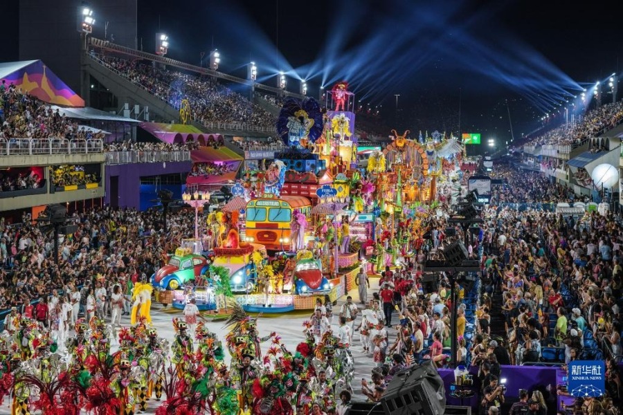 2月25日，在巴西里约热内卢桑巴大道，花车参加狂欢节游行。新华社记者 王天聪 摄