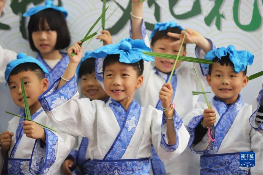 6月1日，在浙江省台州市路桥区横街镇四甲村文化礼堂，小朋友展示自己制作的菖蒲剑。新华社发（蒋友青 摄）