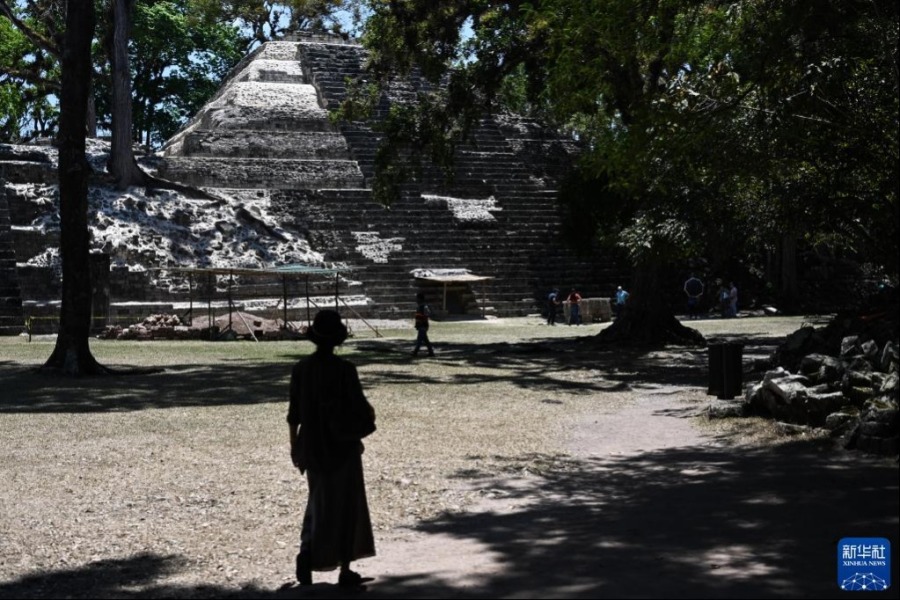4月1日，游客在洪都拉斯科潘玛雅古城遗址内参观。新华社记者 辛悦卫 摄