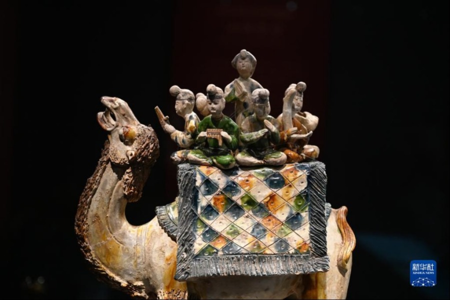 这是在陕西历史博物馆拍摄的唐三彩骆驼载乐俑（5月11日摄）。这件唐三彩骆驼载乐俑既是唐代文化艺术、制作工艺发达昌盛的重要物证，也见证了丝绸之路上艺术的交流与融合。新华社记者 李一博 摄