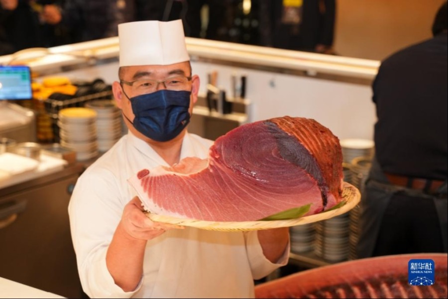1月5日，厨师在日本东京表参道一家餐馆向媒体展示最高价金枪鱼的鱼肉。新华社记者 张笑宇 摄