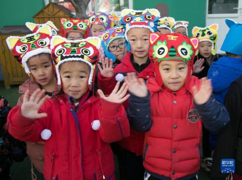 12月29日，北京市门头沟区妙峰山民族学校附属幼儿园的孩子戴着虎头帽合影。新年临近，各地开展“多彩民俗迎新年”活动，让孩子们感受传统民俗魅力，迎接新年的到来。 　　新华社发（侯继庆摄）