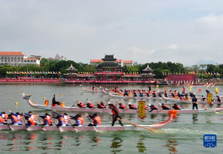 6月3日，在“龙腾虎跃”2022海峡两岸龙舟赛决赛现场，选手们奋力划桨。新华社记者 魏培全 摄