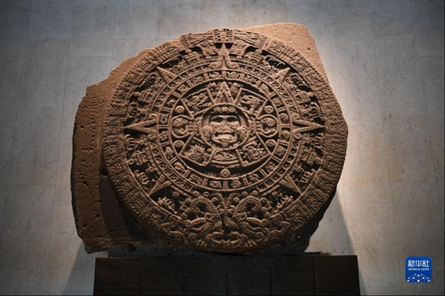 这是5月10日在墨西哥首都墨西哥城的人类学博物馆拍摄的太阳历石。新华社记者 辛悦卫 摄