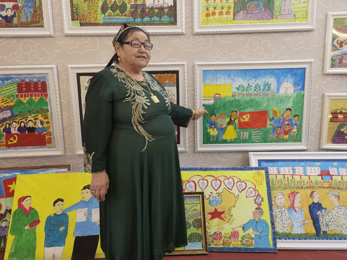 下马崖乡画家奶奶40年作画千余幅 见证新疆变化