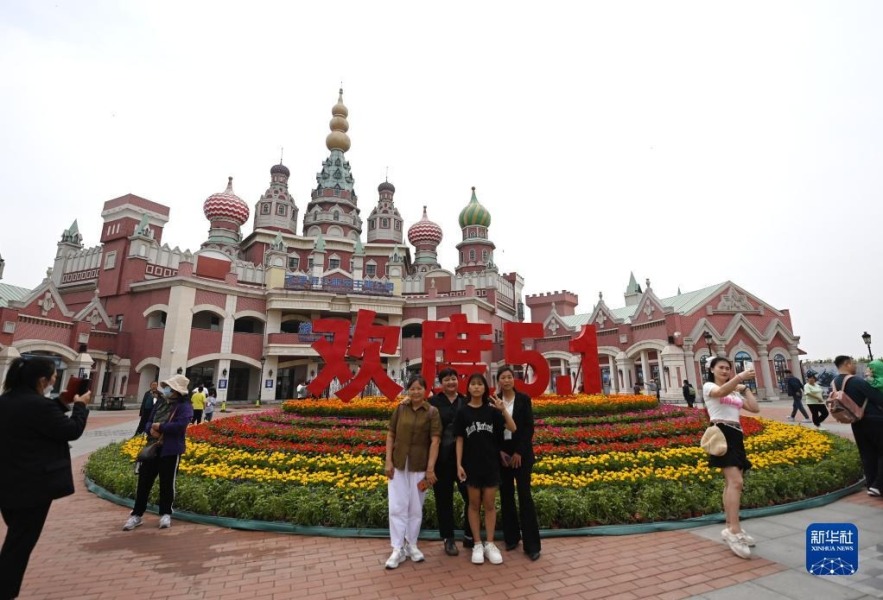 5月3日，游客在天津泰达航母主题公园拍照。新华社记者 赵子硕 摄
