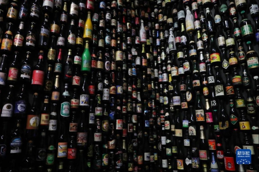 这是5月13日在比利时布鲁日的“啤酒体验”博物馆拍摄的展出的各种啤酒瓶。新华社记者 郑焕松 摄