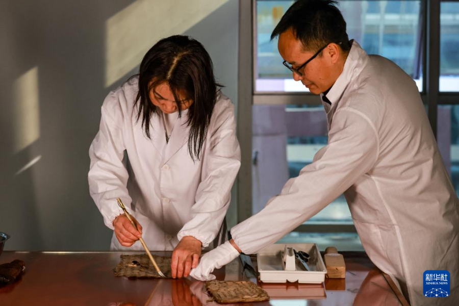 3月8日，荔波县档案史志馆的工作人员在整理水书文献。