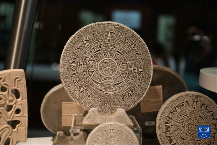 这是5月10日在墨西哥首都墨西哥城的人类学博物馆拍摄的以太阳历石为主题的文创产品。新华社记者 辛悦卫 摄