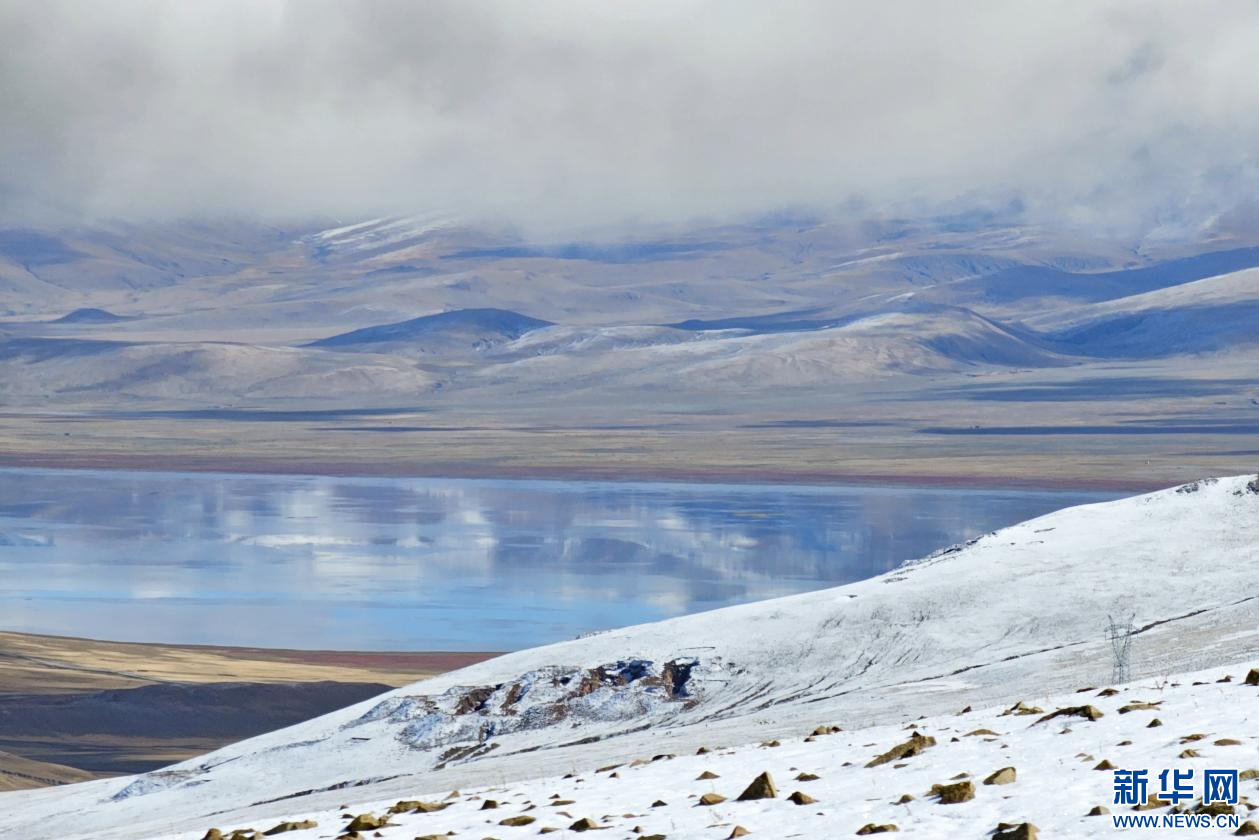 西藏措美迎初雪 银装素裹美如画