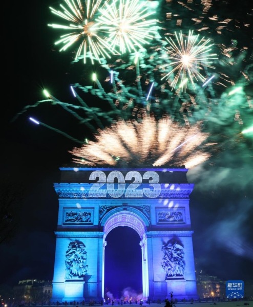 这是2023年1月1日在法国巴黎凯旋门拍摄的新年焰火。新华社记者 高静 摄