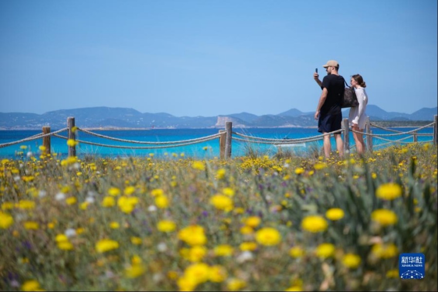4月11日，游客在西班牙巴利阿里群岛福门特拉岛海边游览。新华社记者 孟鼎博 摄