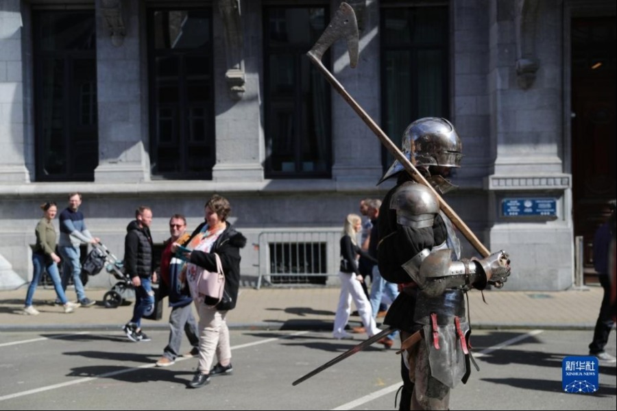 4月15日，一名身着盔甲的演员在比利时那慕尔市传统民俗日活动上行进。新华社记者 郑焕松 摄