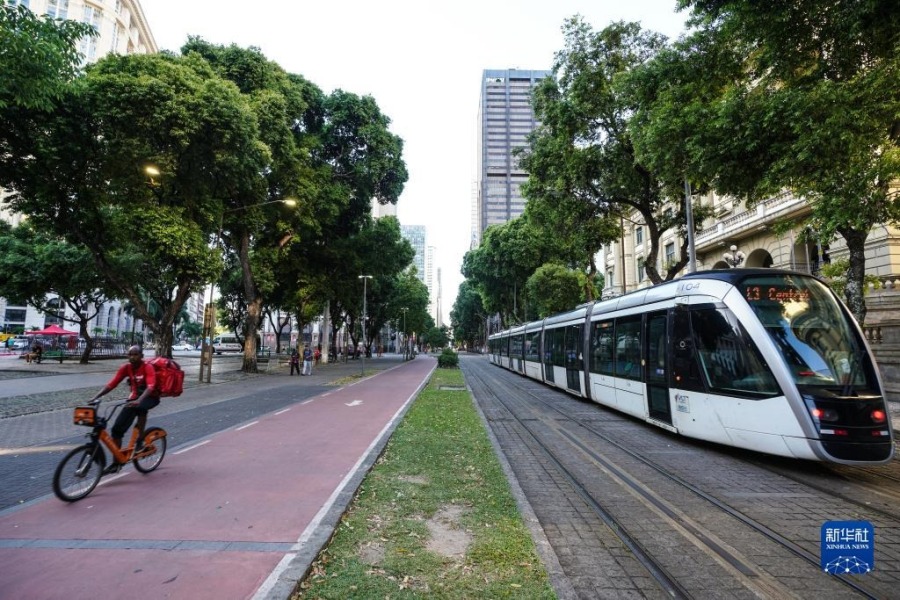 3月1日，一辆轻轨列车驶过巴西里约热内卢市中心街道。新华社记者 王天聪 摄