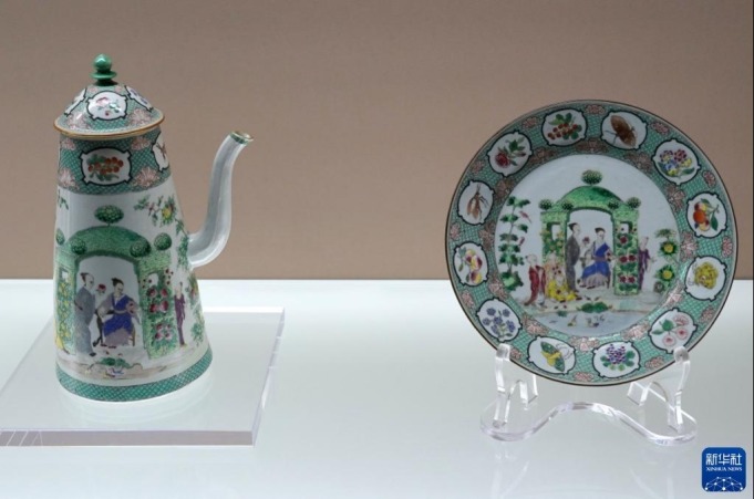 在上海博物馆展出的法国吉美国立亚洲艺术博物馆藏来自中国景德镇的瓷器（10月28日摄）。新华社记者 任珑 摄