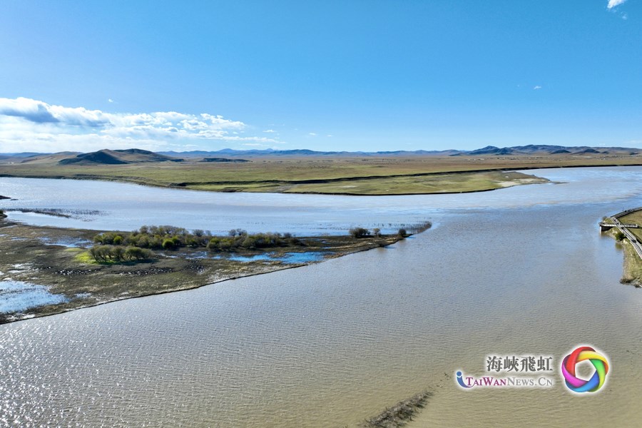 白河与黄河交汇处（白河，又称嘎曲，是黄河上游的一级支流，长约150公里，在“黄河九曲第一湾”处汇入黄河）（摄影：王毅）