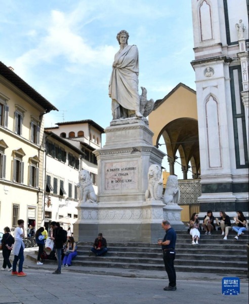 这是4月14日在意大利佛罗伦萨拍摄的但丁雕像。新华社记者 金马梦妮 摄