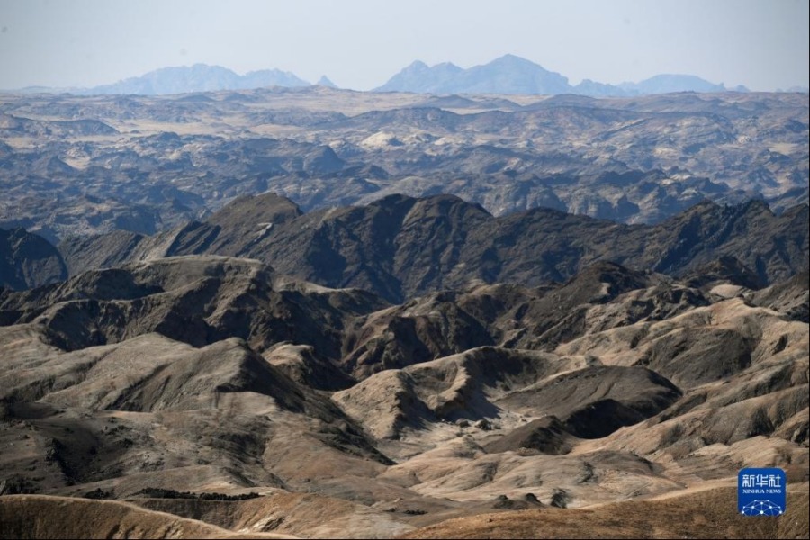 这是7月22日拍摄的纳米比亚月亮谷景区。新华社记者 陈诚 摄