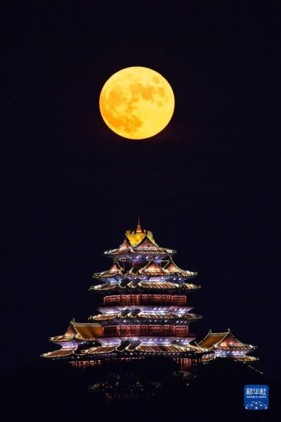 9月10日晚在江苏省南京市拍摄的圆月与阅江楼。新华社发（方东旭 摄）