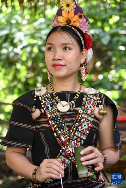 这是11月14日在马来西亚沙巴州的马里马里文化村拍摄的一名身着传统民族服饰的女子。新华社记者 程一恒 摄