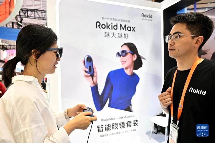 4月13日，一名参观者在浙江展台体验一款智能眼镜。新华社记者 李鑫 摄