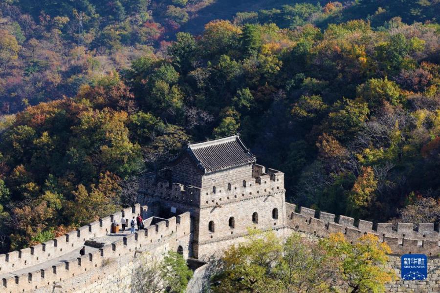 10月26日，游客在北京慕田峪长城游览。