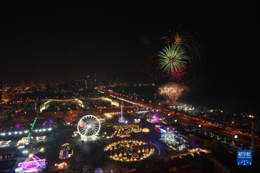 这是2023年1月1日在科威特哈瓦利省拍摄的新年烟花。新华社发（阿萨德摄）
