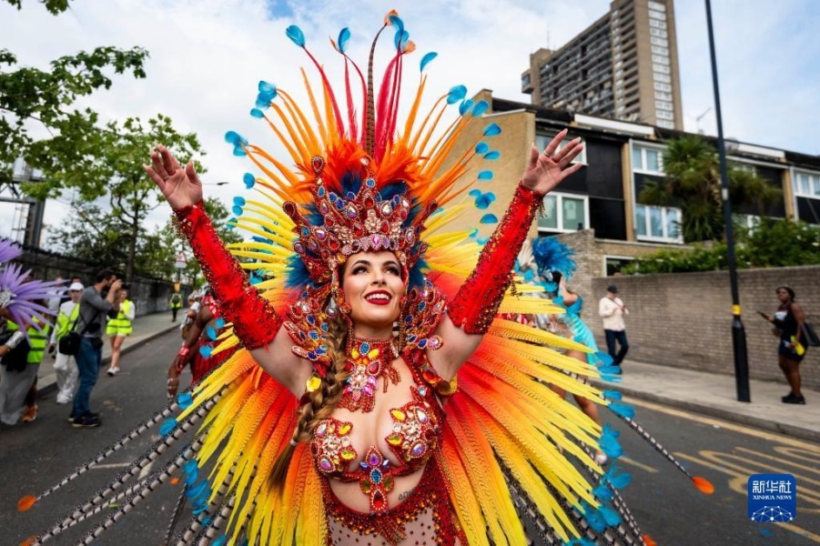 8月28日，表演者在英国伦敦参加诺丁山狂欢节。新华社发（史蒂芬·程摄）