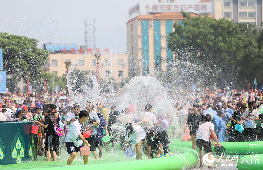 云南芒市：万人欢度泼水节