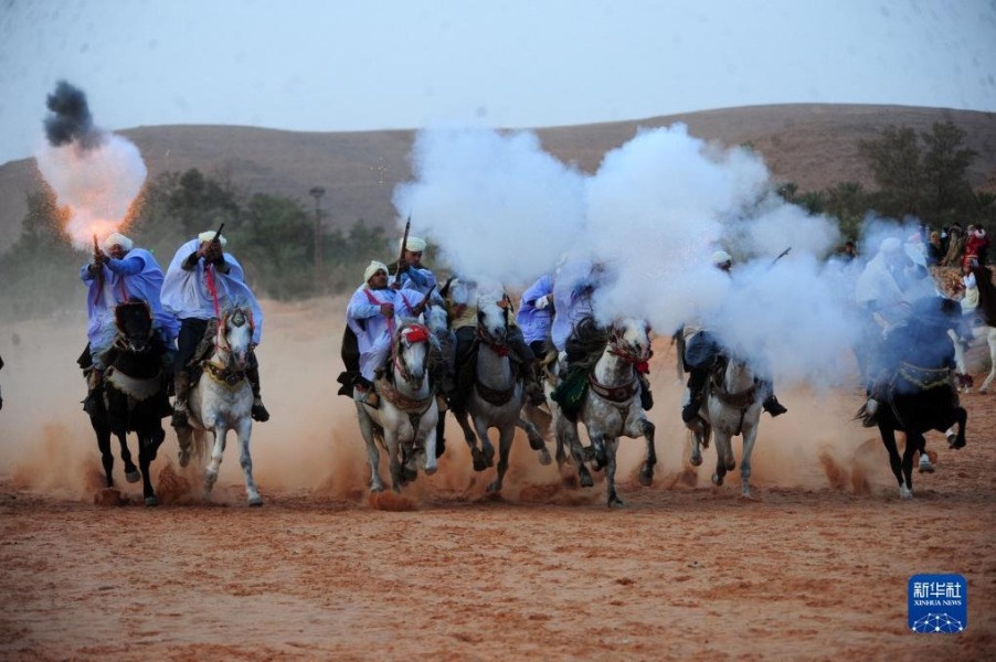 这是2022年12月10日在阿尔及利亚盖尔达耶拍摄的沙漠旅游节活动。新华社发