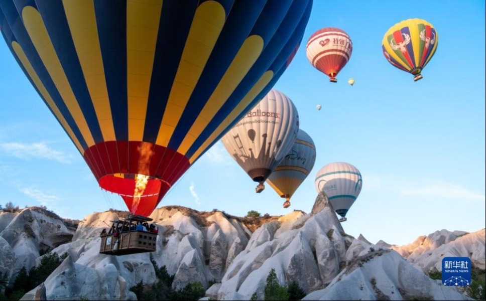 这是10月8日在土耳其卡帕多基亚拍摄的热气球。新华社记者 邬惠我 摄