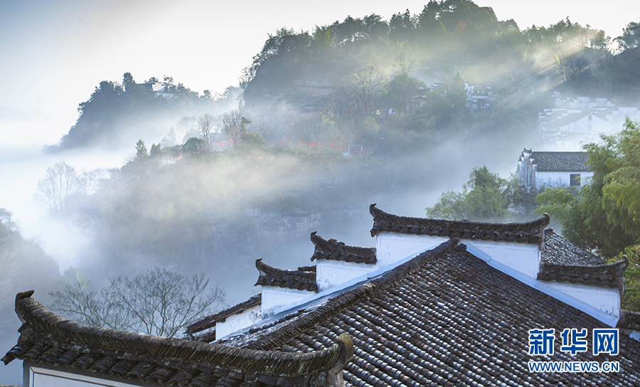 11月21日清晨，雨后初霁的安徽省黄山市休宁县齐云山风景区，云雾缭绕，景色宜人。