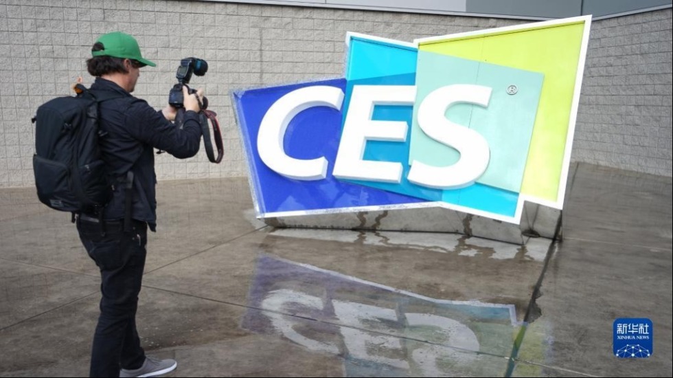 1月5日，一名参观者在美国拉斯维加斯消费电子展标识前拍照。新华社发（曾慧摄）