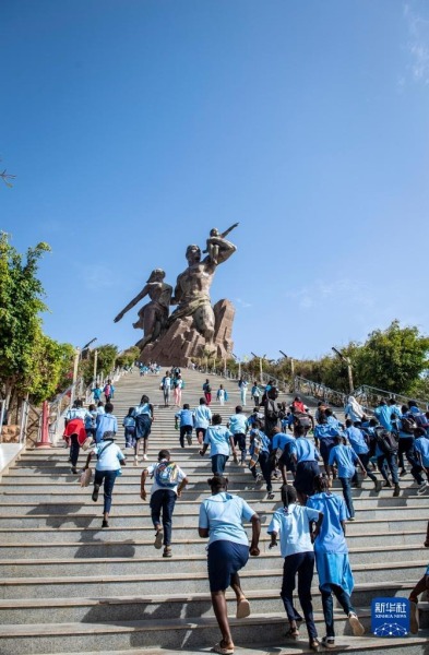 5月12日，在塞内加尔首都达喀尔，游客们在非洲复兴纪念碑景区拾级而上。新华社记者 李亚辉 摄