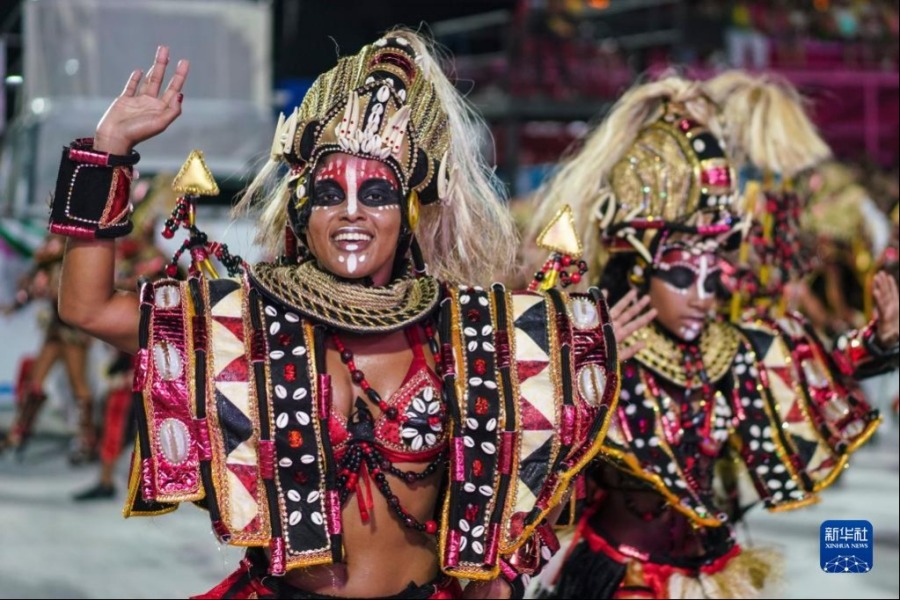 2月25日，在巴西里约热内卢桑巴大道，桑巴舞校的演员参加狂欢节游行。新华社记者 王天聪 摄