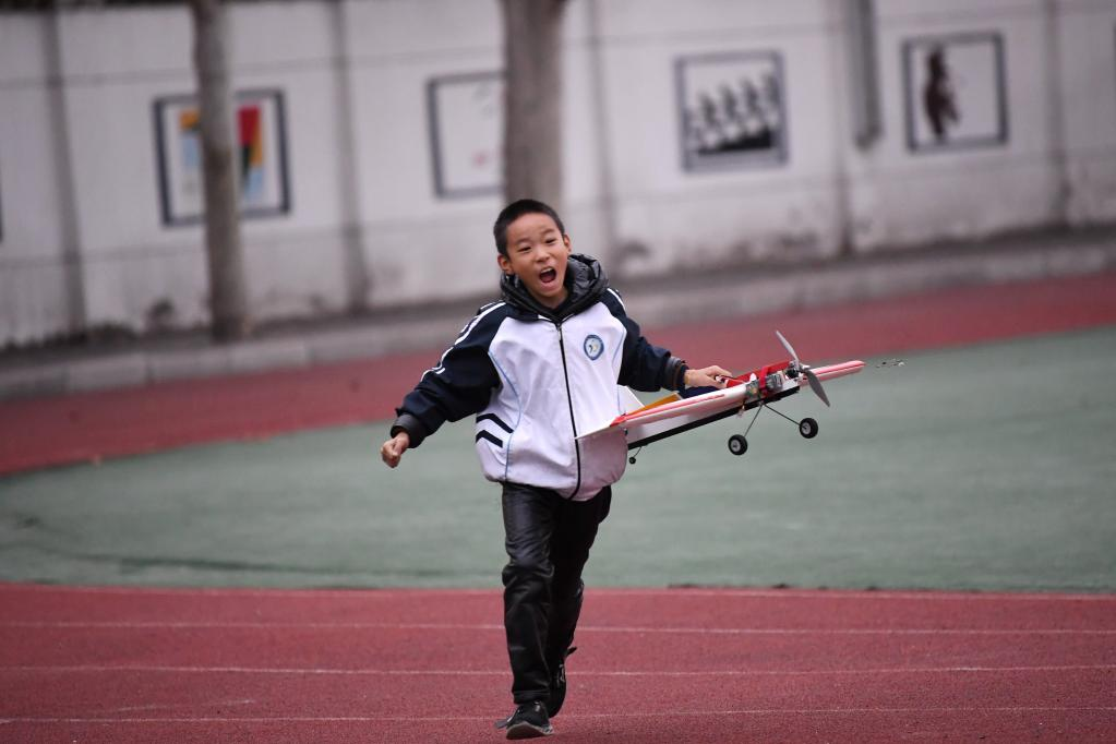 追光丨这所小学在防空洞里培养出全国航模冠军