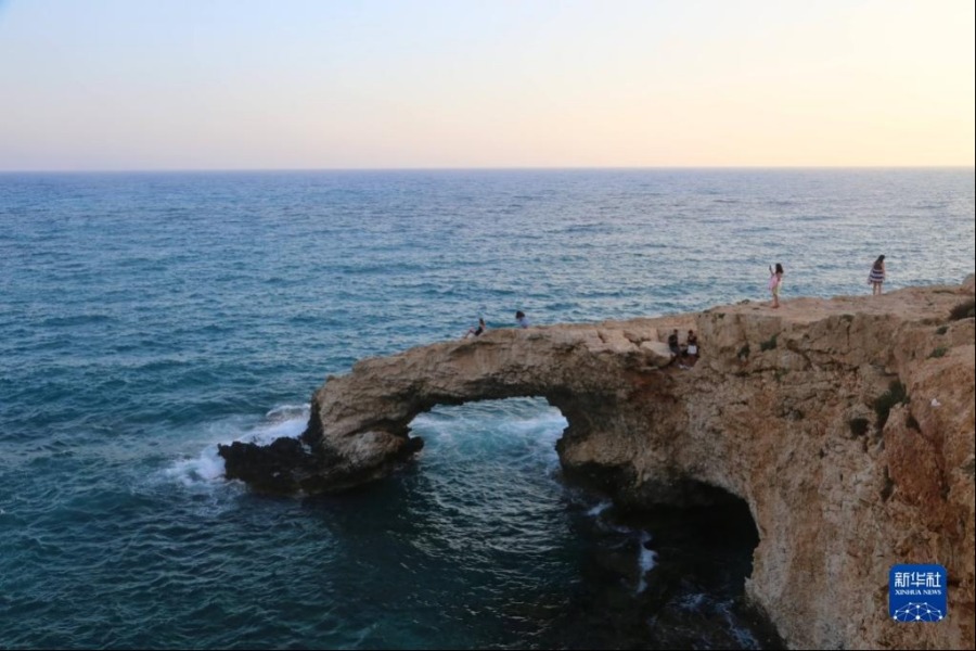 这是6月26日在塞浦路斯圣纳帕海蚀洞景区拍摄的“爱之桥”。新华社记者 郭明芳 摄
