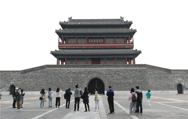 二十大新闻中心组织中外记者沿北京中轴线参访活动