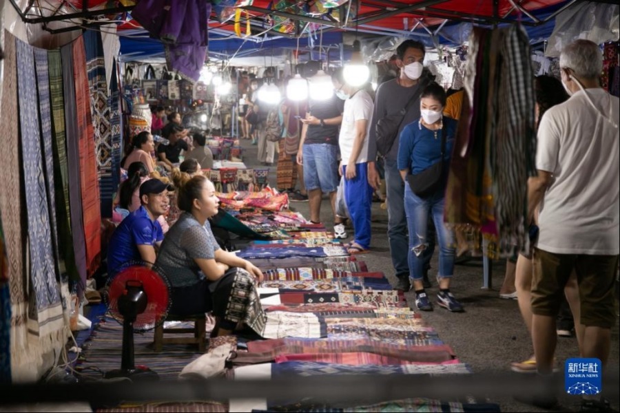 7月15日，游客在老挝北部琅勃拉邦古城逛夜市。新华社发（凯乔 摄）