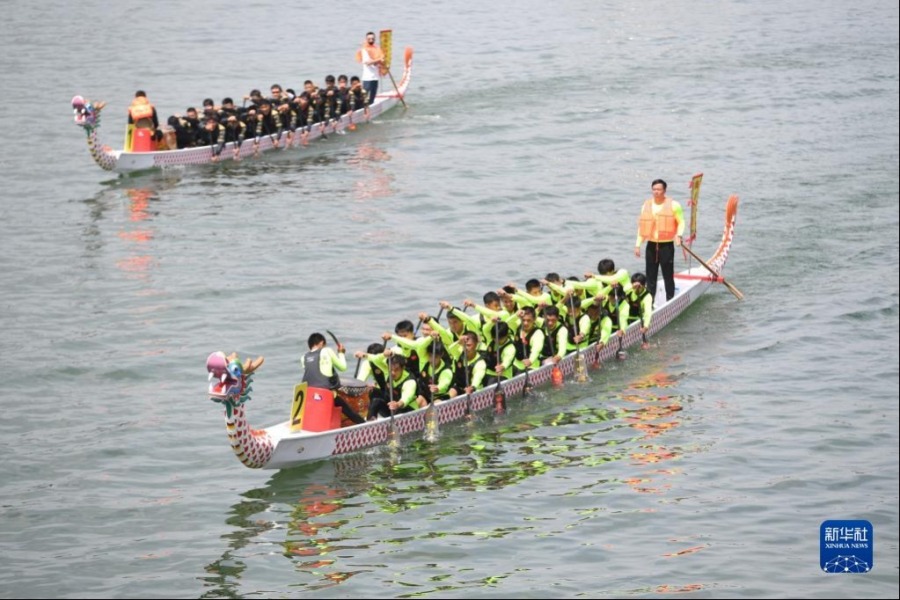 6月3日，集美街道龙舟男队选手（下）和集美学村体育协会龙舟队选手在比赛现场。新华社记者 林善传 摄