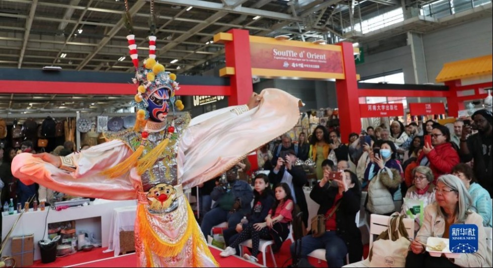 5月2日，在法国巴黎凡尔赛门展览中心举办的巴黎博览会上，演员在“遇·鉴中国——中华文化主题展”上表演川剧“变脸”。新华社记者 高静 摄