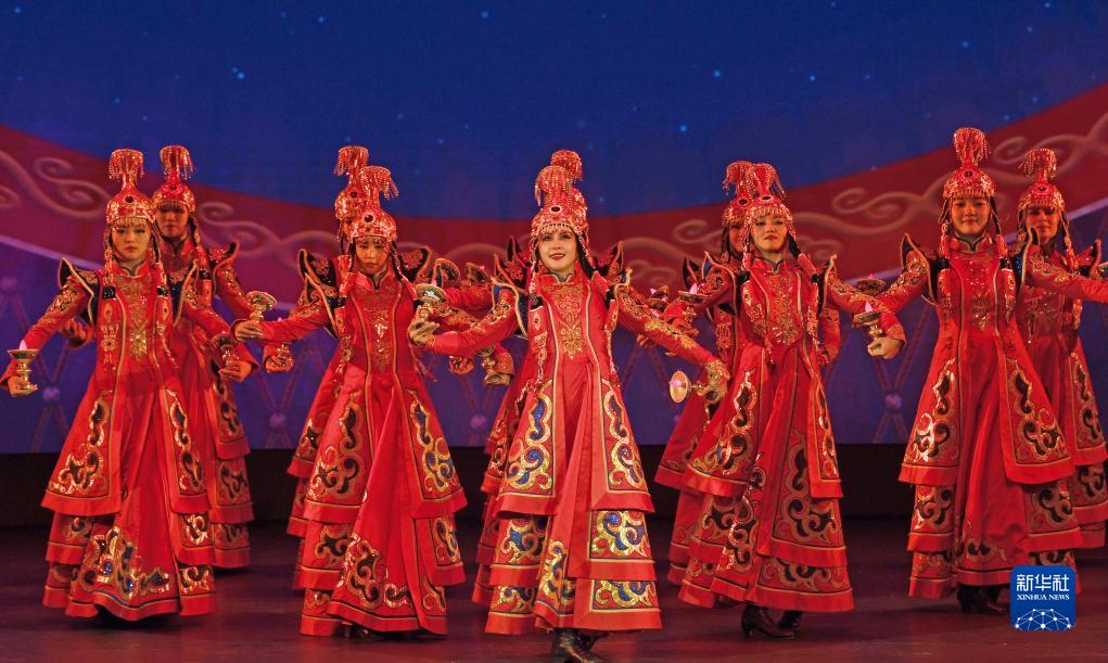大型音舞诗画《掀起你的盖头来——新疆是个好地方》在港上演
