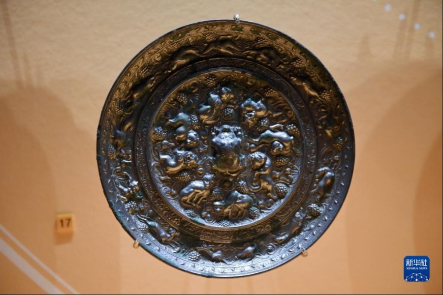 这是在西安博物院展出的唐代瑞兽葡萄纹铜镜（5月8日摄）。葡萄、苜蓿等农作物通过丝绸之路传入中国。新华社记者 李一博 摄