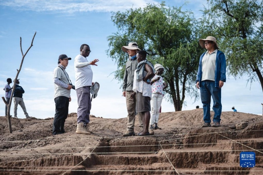 11月4日，中肯联合考古队队员在位于肯尼亚巴林戈郡马里加特镇的考古现场交流。新华社记者 王冠森 摄